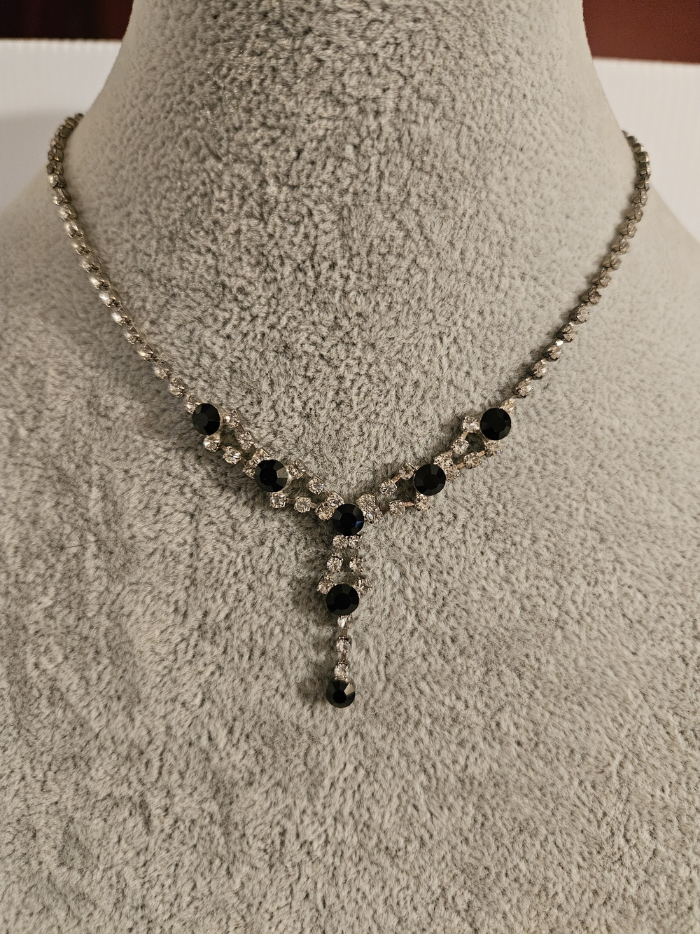 Vintage Tour De Cou Elegant Black And Clear Crystal Y- Necklace 14-18 Inches
